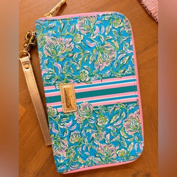 Lilly Pulitzer Tropical Travel Passport Wallet
Wristlet Chick Magnet Zip Up - Picture 2 of 5